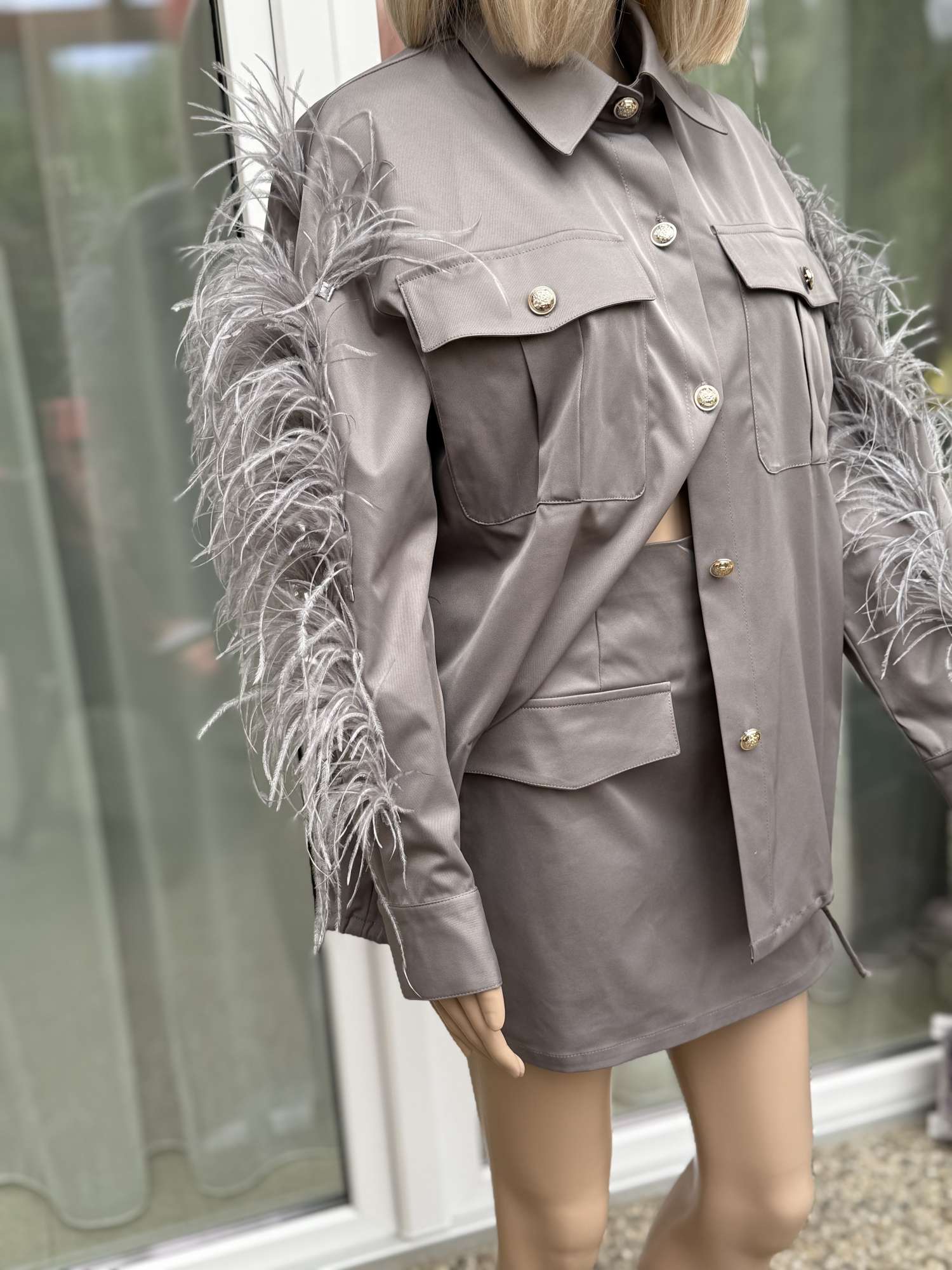 Bunda s perím a sukňou