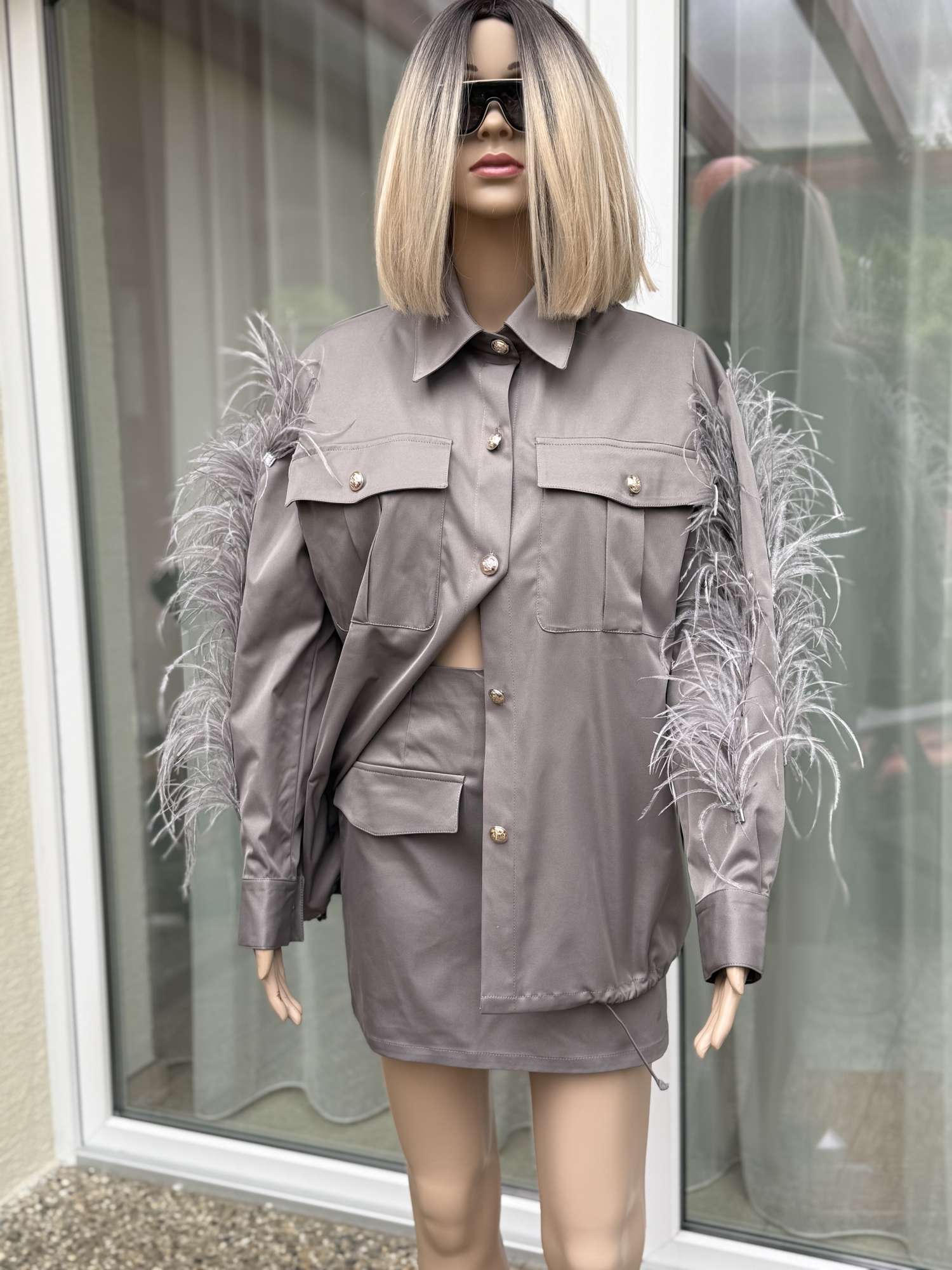 Bunda s perím a sukňou