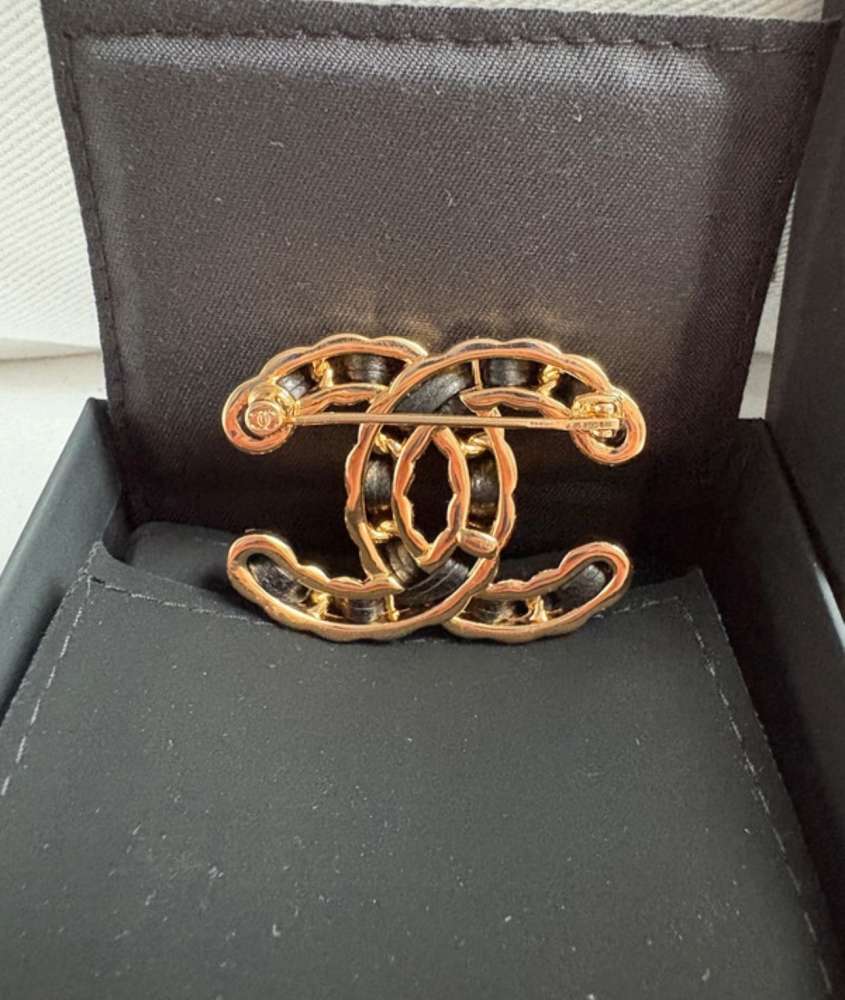 Chanel brošňa