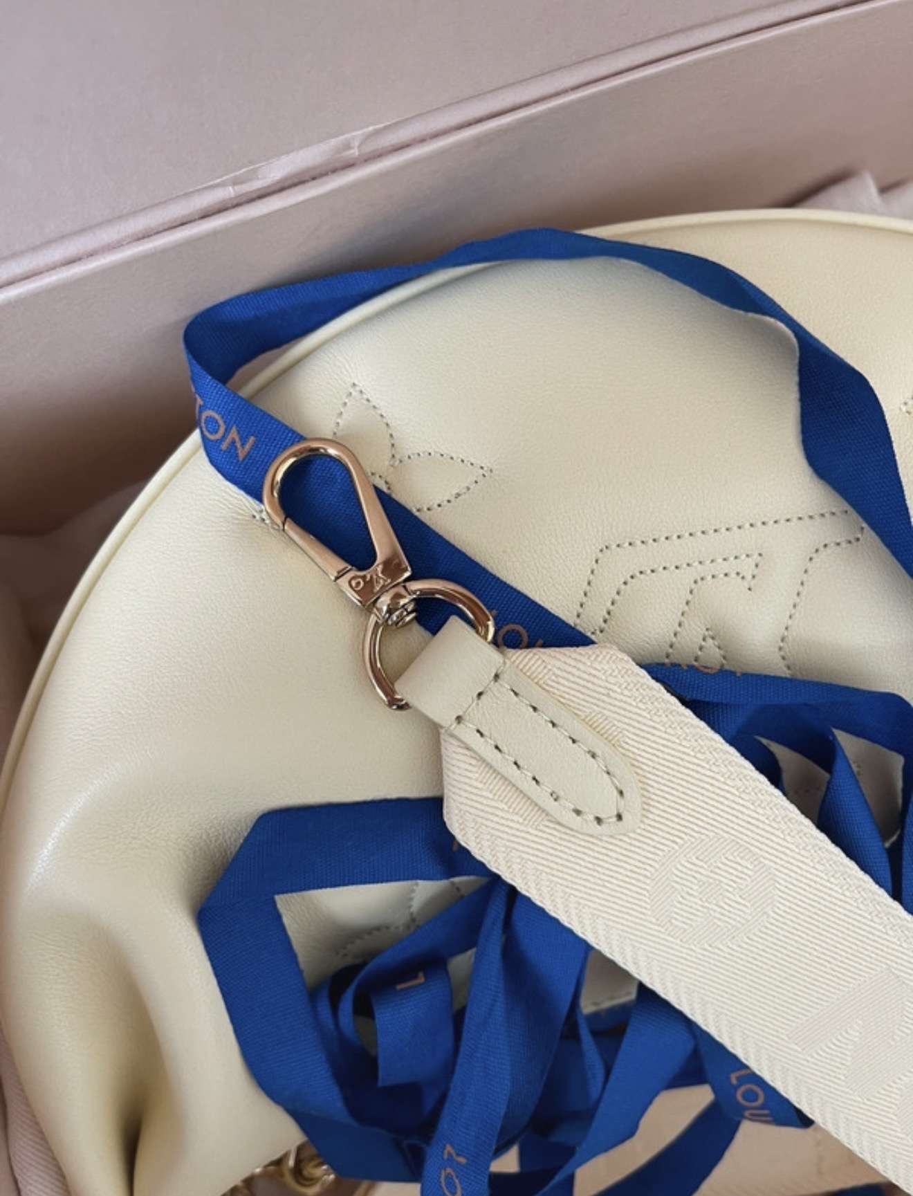 Louis Vuitton over the moon kabelka