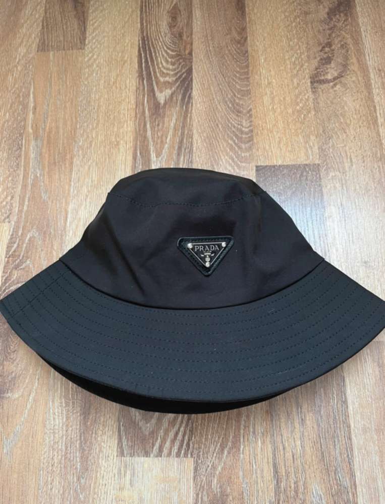Prada klobúk