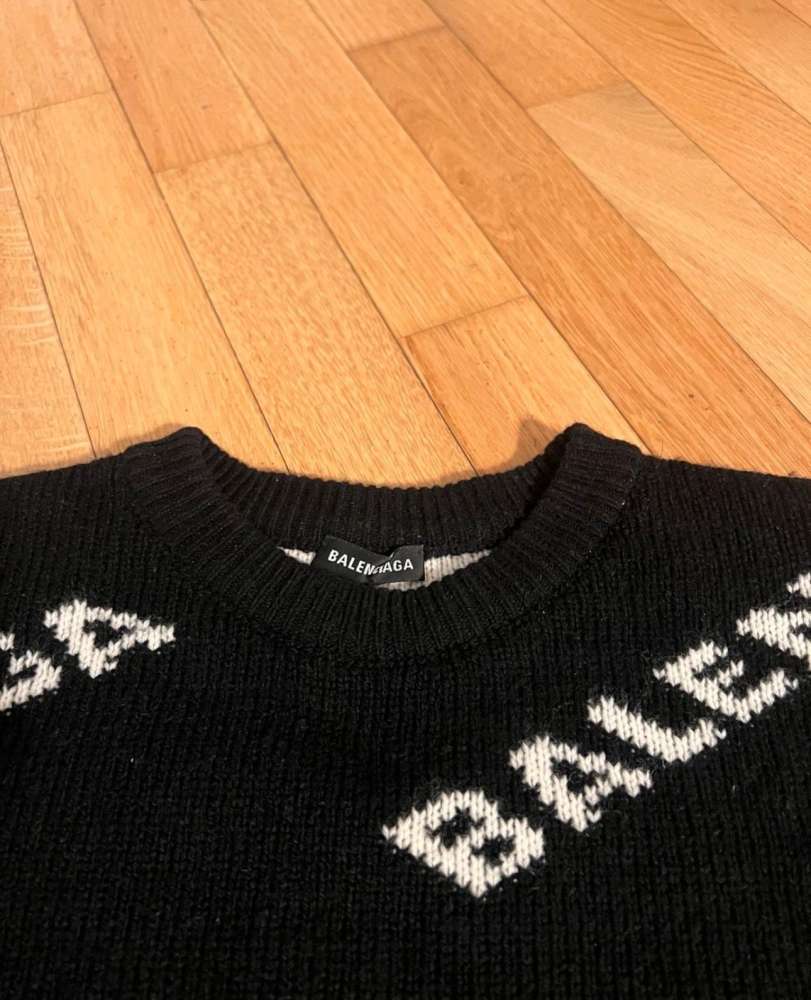 Balenciaga sveter