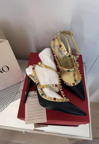 https://vipluxury.sk/Valentino pumps lodicky