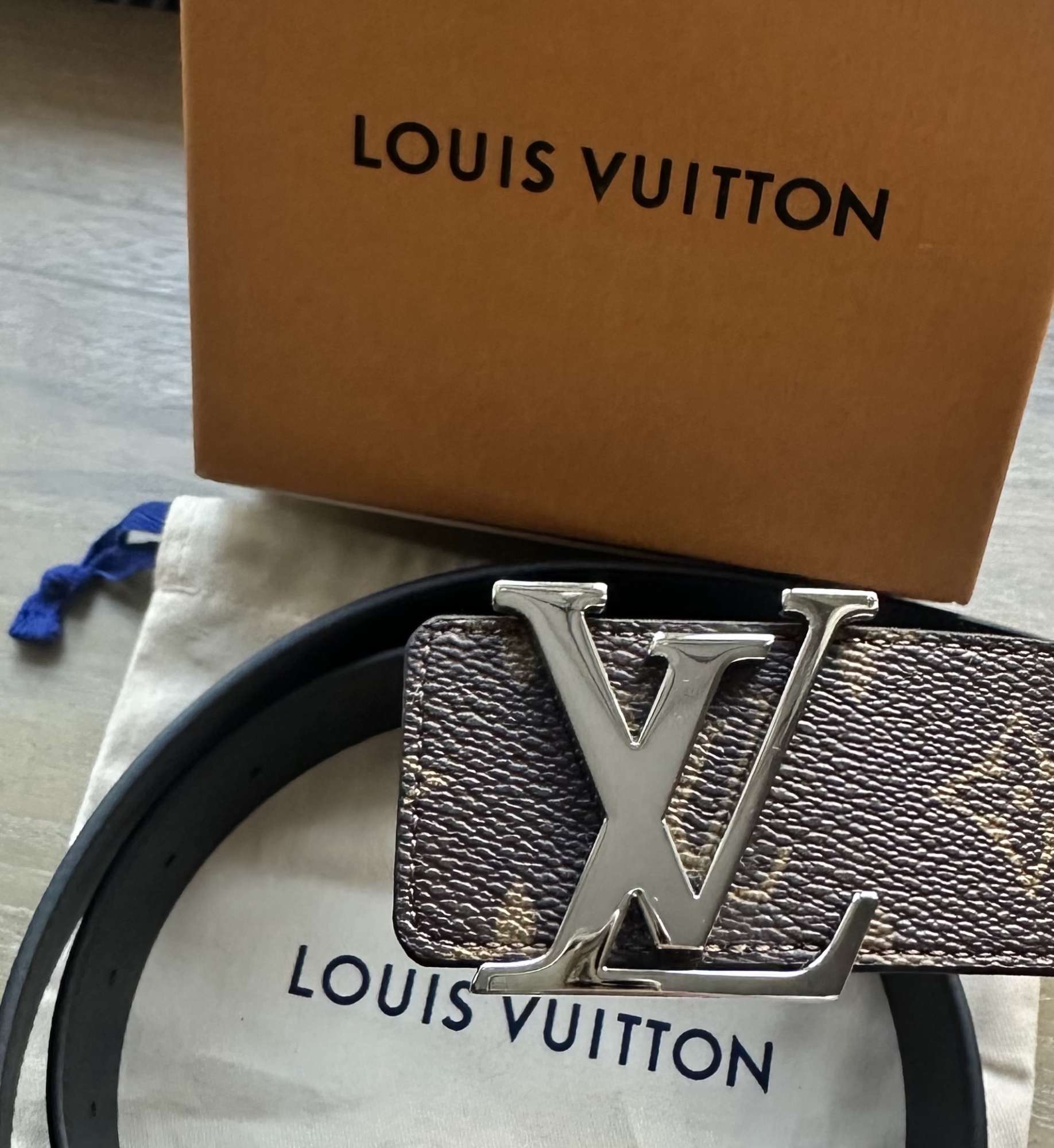 Nový opasok Louis Vuitton model Initiales strieborný s dvojitým zadným dielom 100