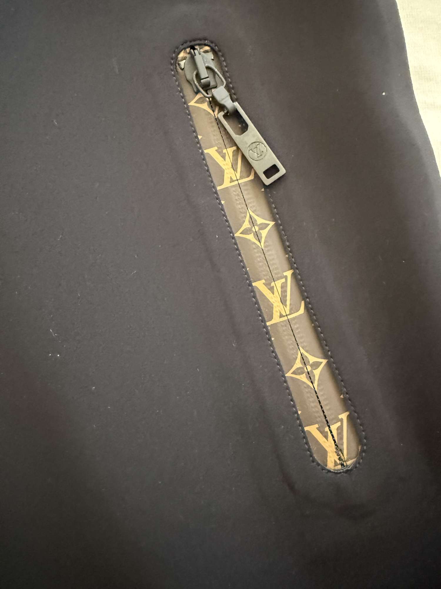 Čierne šaty Louis Vuitton