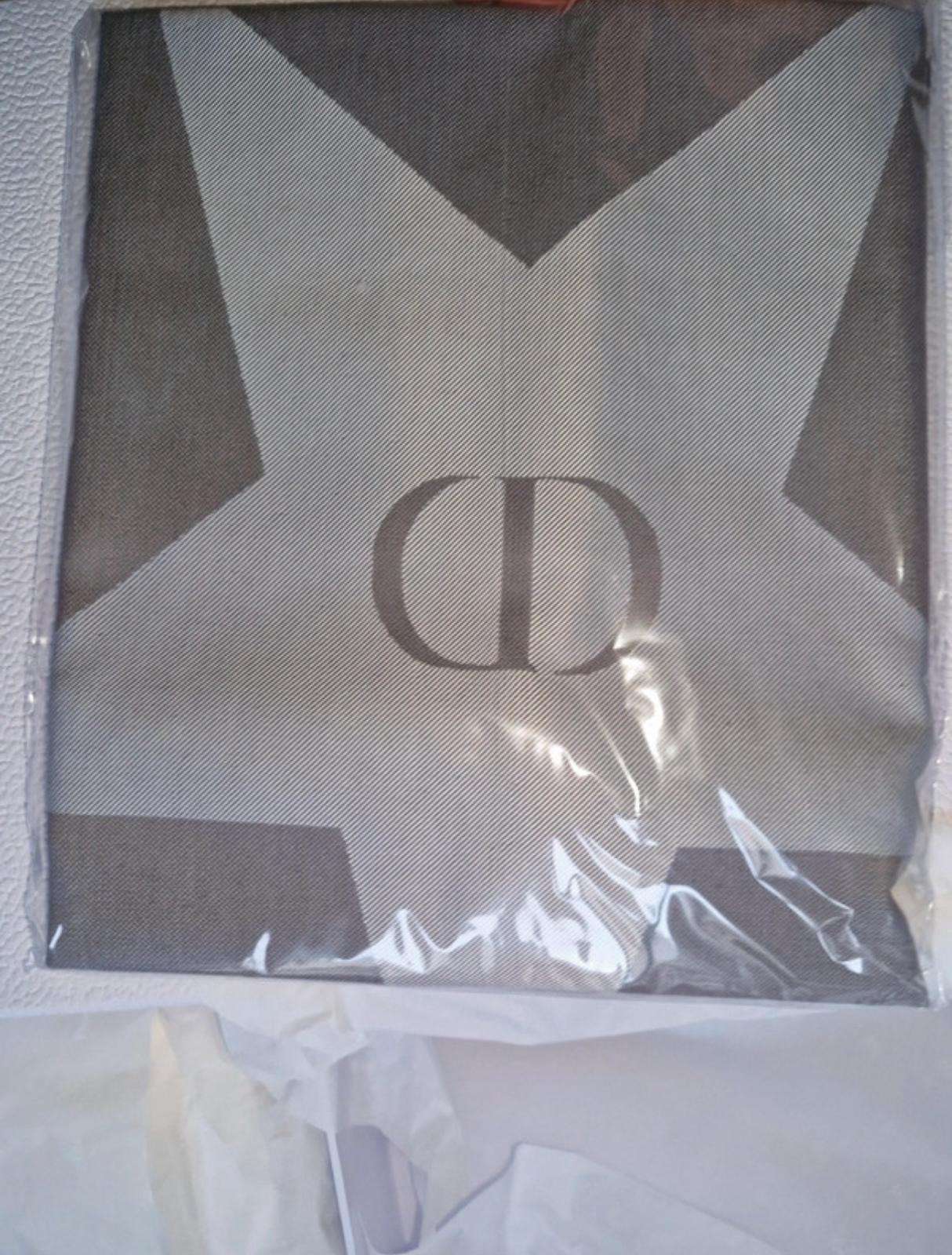 Dior kufrik a šatka