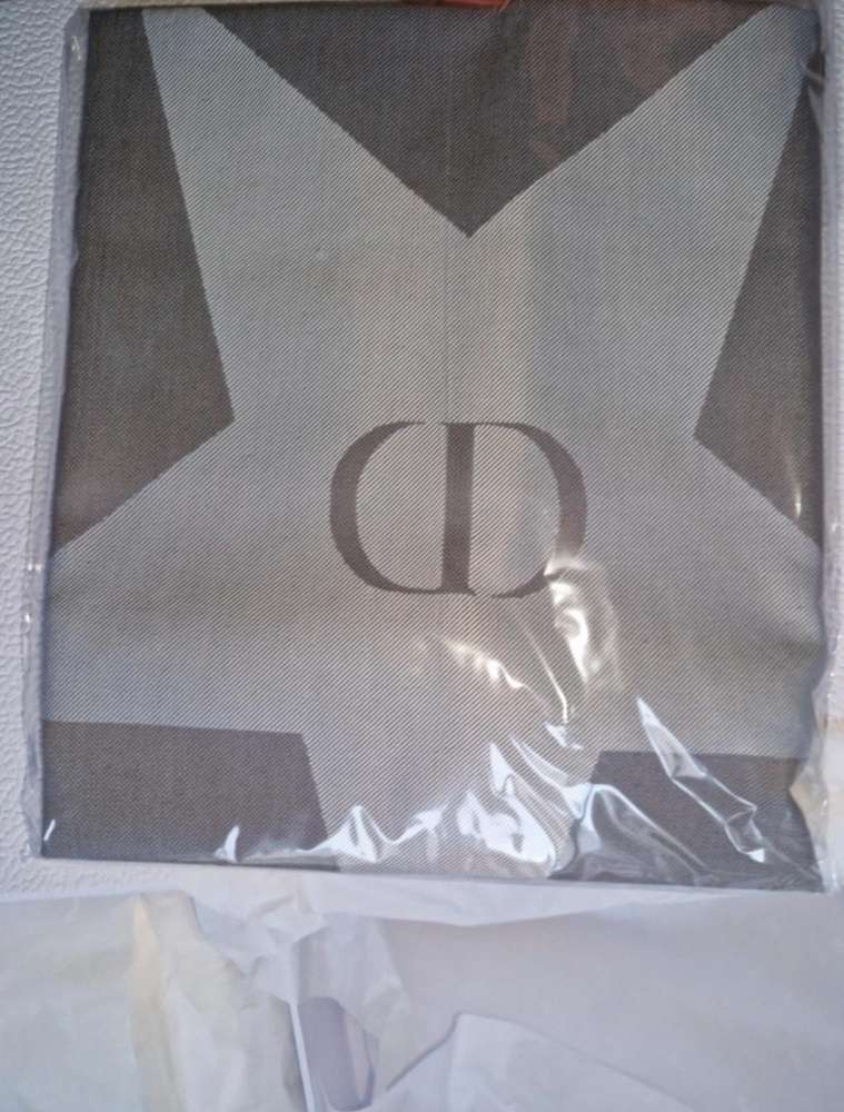 Dior kufrik a šatka