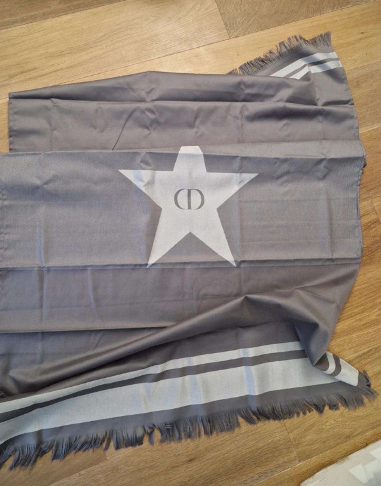 Dior kufrik a šatka