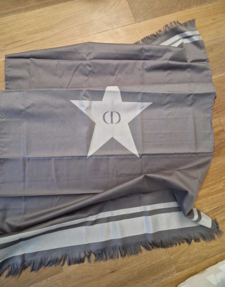 Dior kufrik a šatka