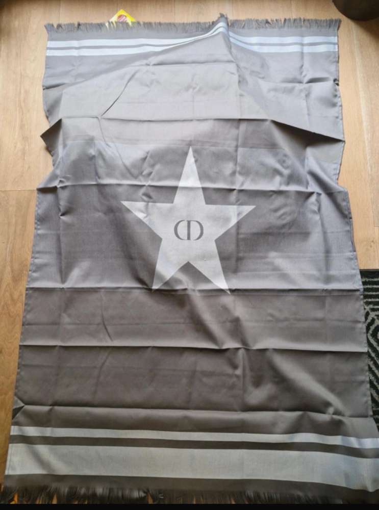 Dior kufrik a šatka