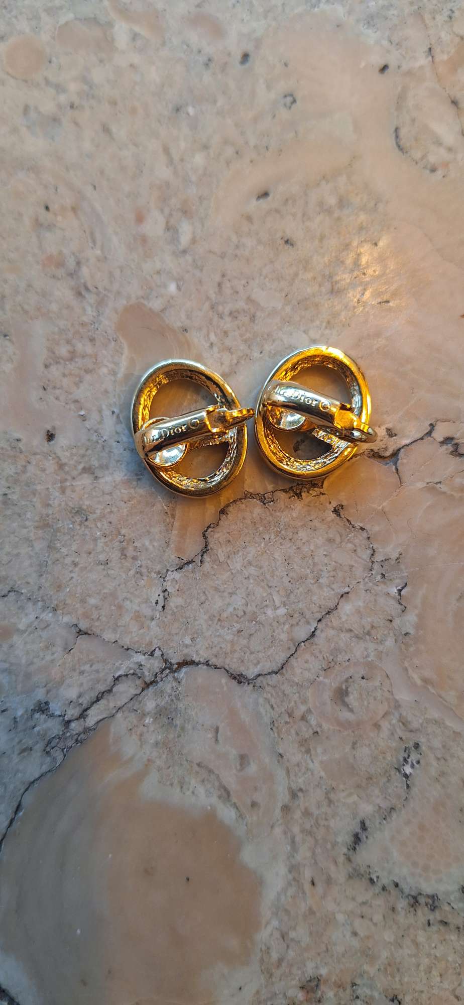 Náušnice s vintage logom Christiana Diora v zlatej farbe