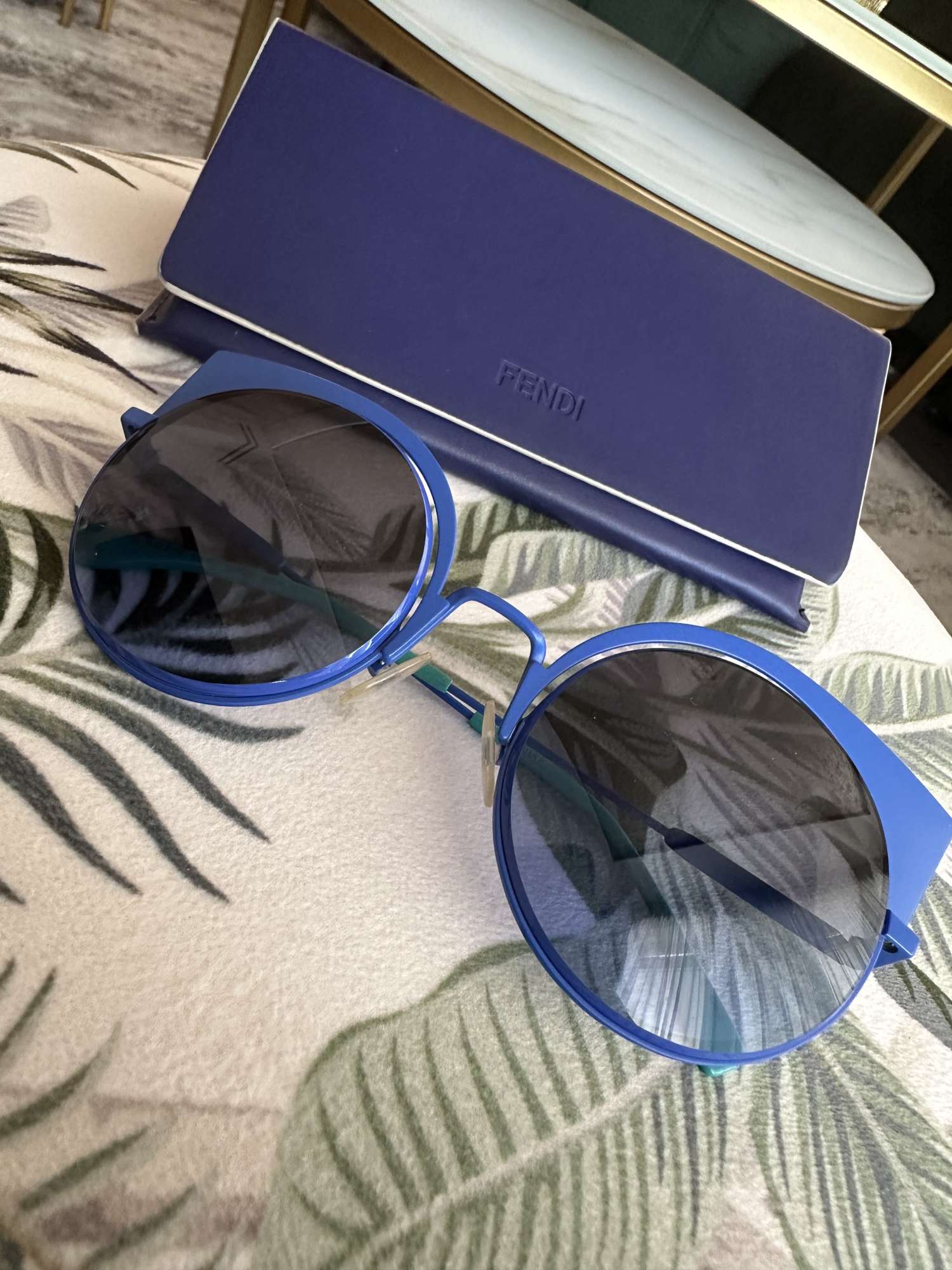 Modre luxusne slnecne okuliare FENDI