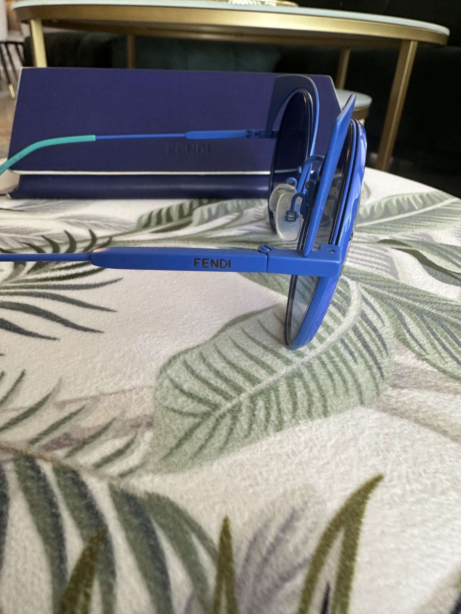 Modre luxusne slnecne okuliare FENDI