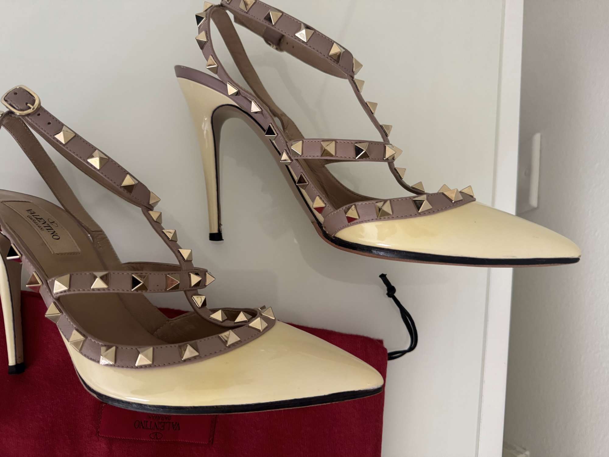 Valentino Garavani kremove rockstud lodicky