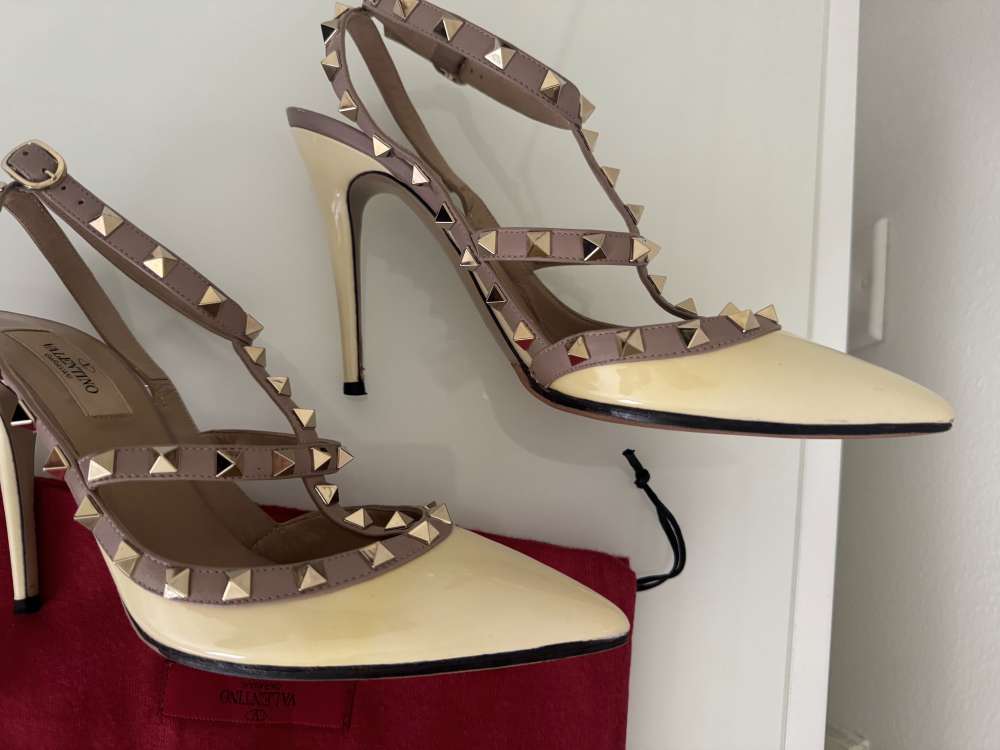 Valentino Garavani kremove rockstud lodicky