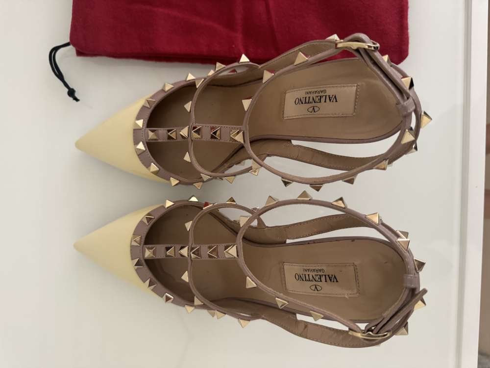 Valentino Garavani kremove rockstud lodicky