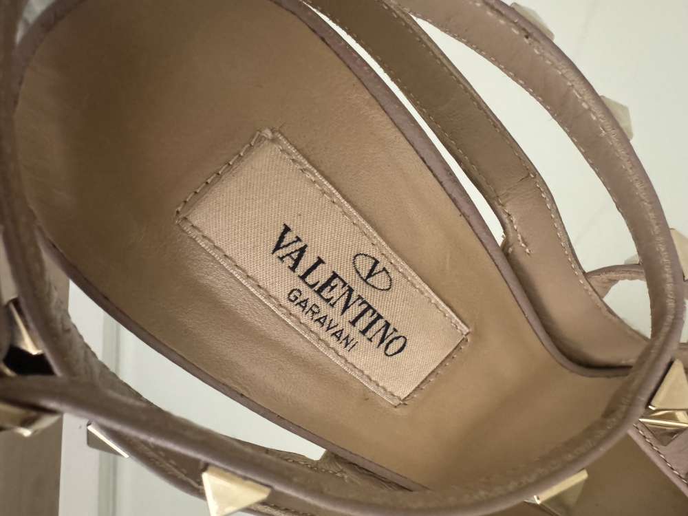 Valentino Garavani kremove rockstud lodicky