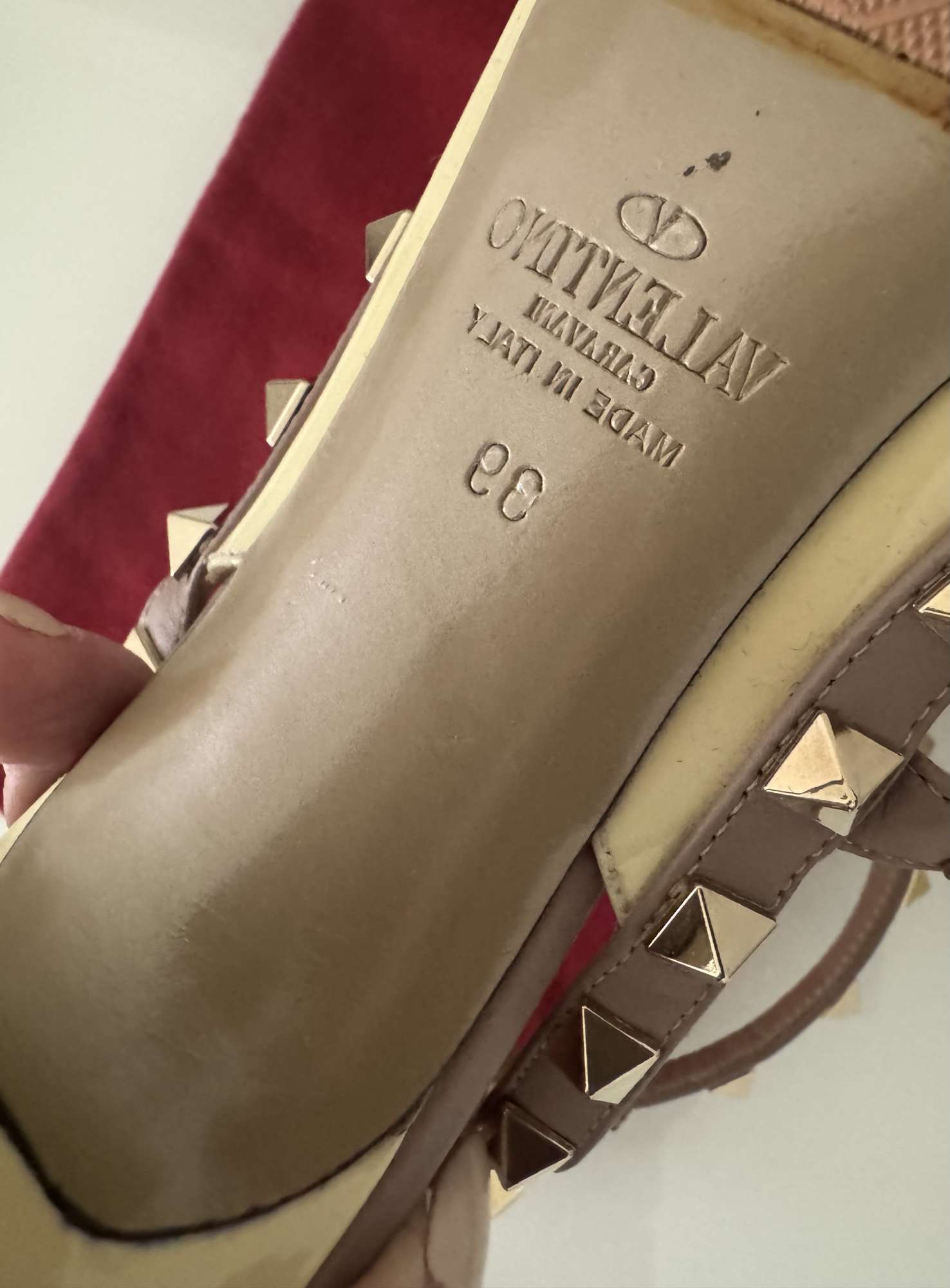 Valentino Garavani kremove rockstud lodicky