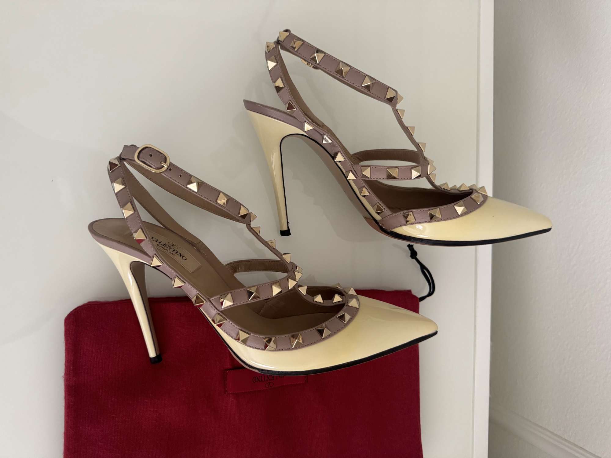 Valentino Garavani kremove rockstud lodicky