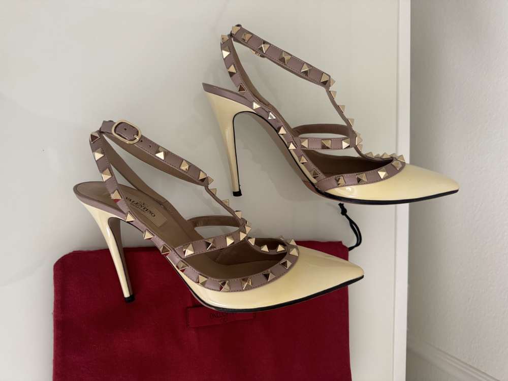 Valentino Garavani kremove rockstud lodicky