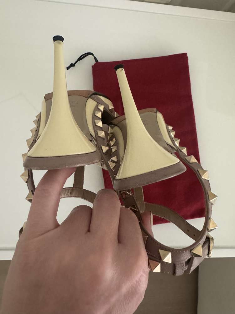 Valentino Garavani kremove rockstud lodicky