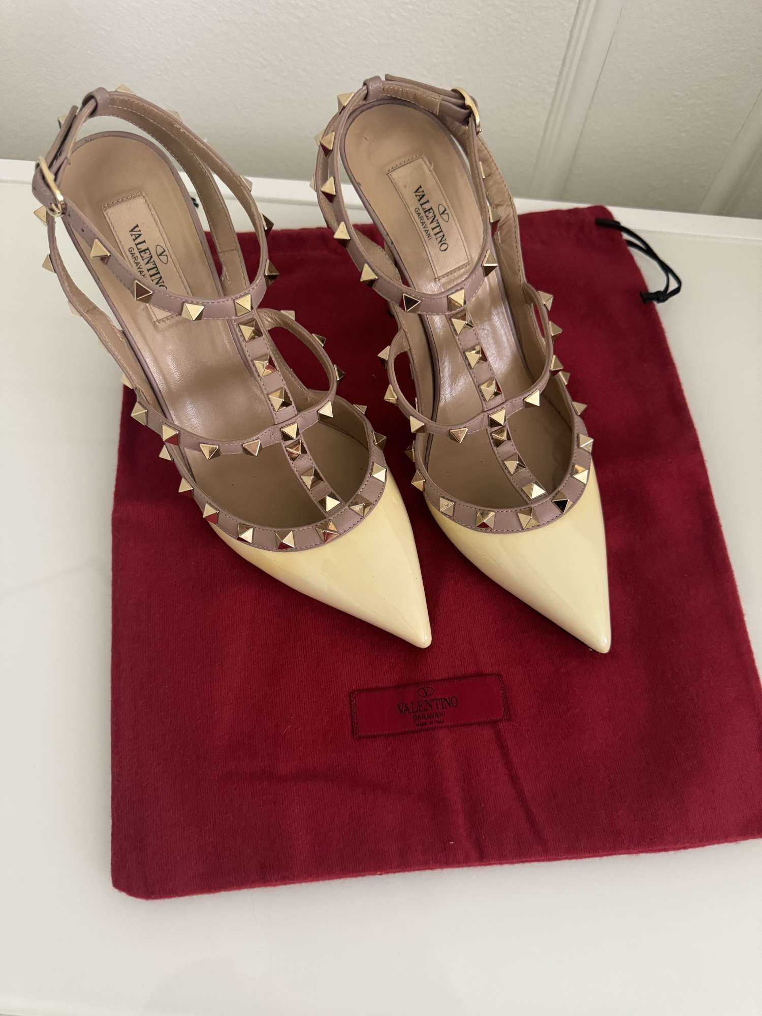 Valentino Garavani kremove rockstud lodicky