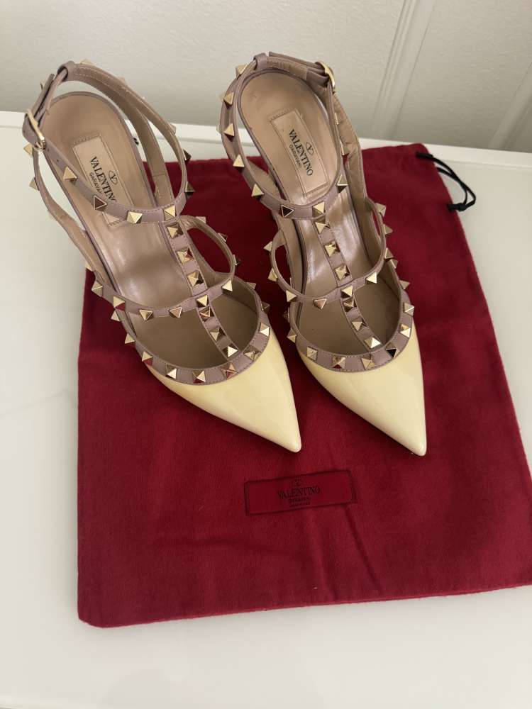 Valentino Garavani kremove rockstud lodicky