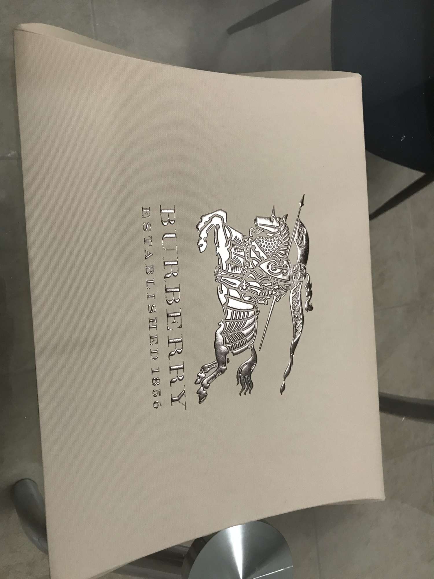 Burberry kasmirova sala