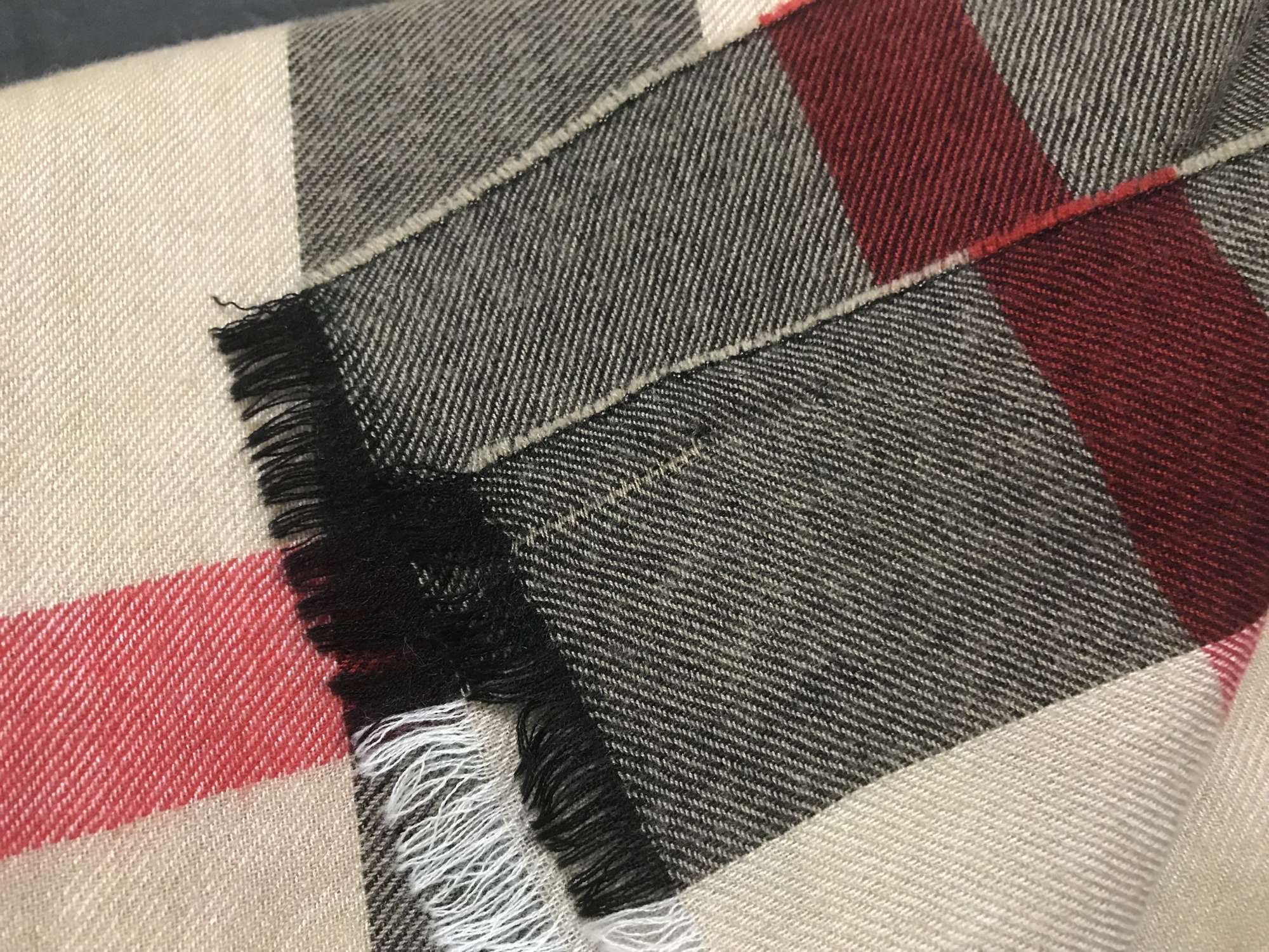 Burberry kasmirova sala