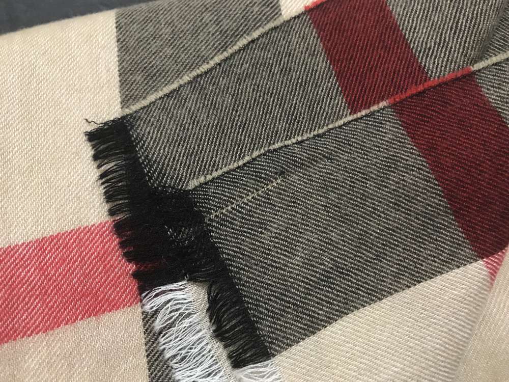 Burberry kasmirova sala