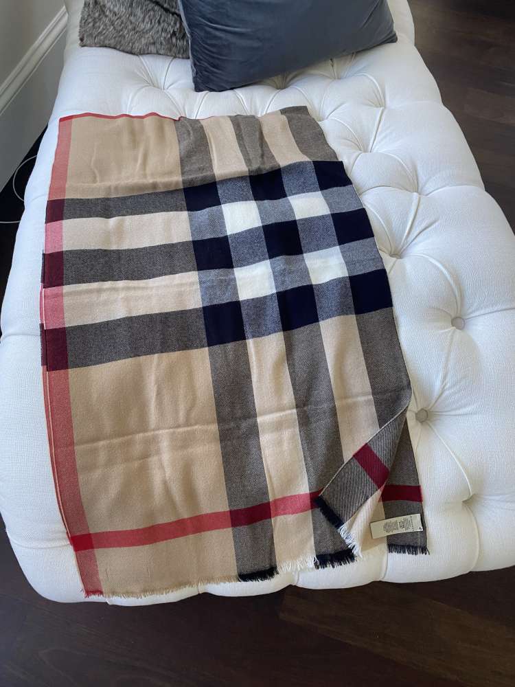 Burberry kasmirova sala