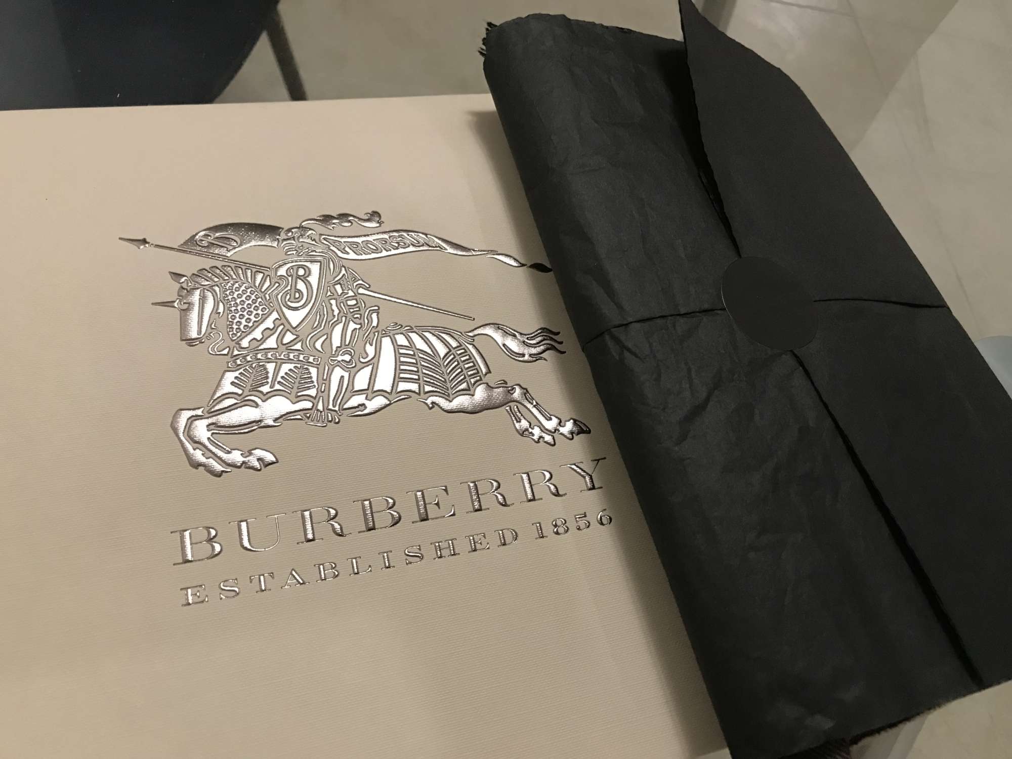 Burberry kasmirova sala