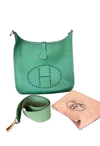 https://vipluxury.sk/Hermès Evelyne GM Vintage kabelka – hráškovo zelená koža Courchevel
