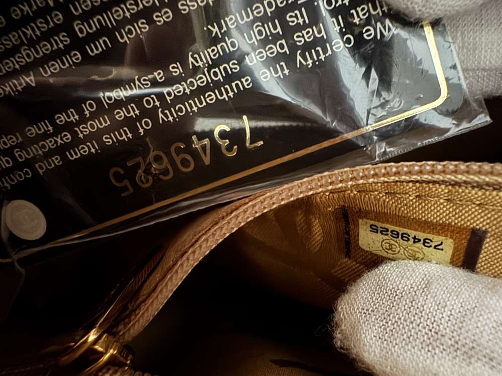 Vintage prešívaná taška cez rameno Chanel z hnedej lakovanej kože