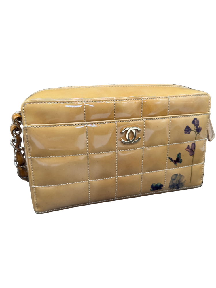 Vintage prešívaná taška cez rameno Chanel z hnedej lakovanej kože