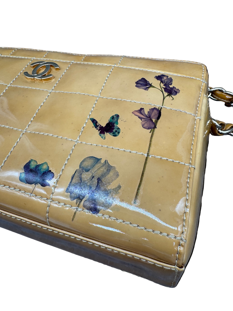 Vintage prešívaná taška cez rameno Chanel z hnedej lakovanej kože