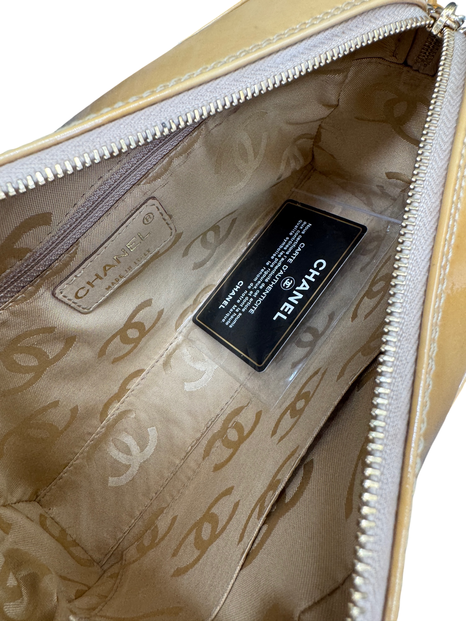 Vintage prešívaná taška cez rameno Chanel z hnedej lakovanej kože