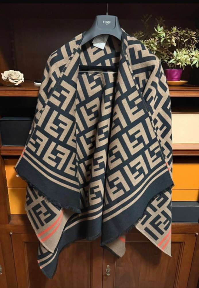 Fendi pončo