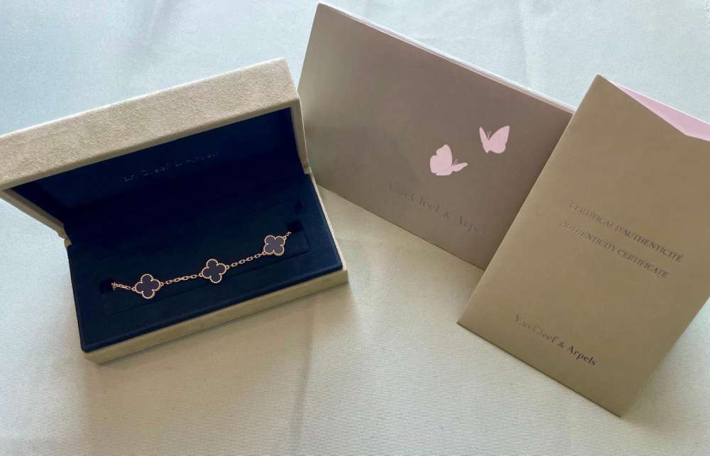 Van cleef & arpels onyx vintage alhambra