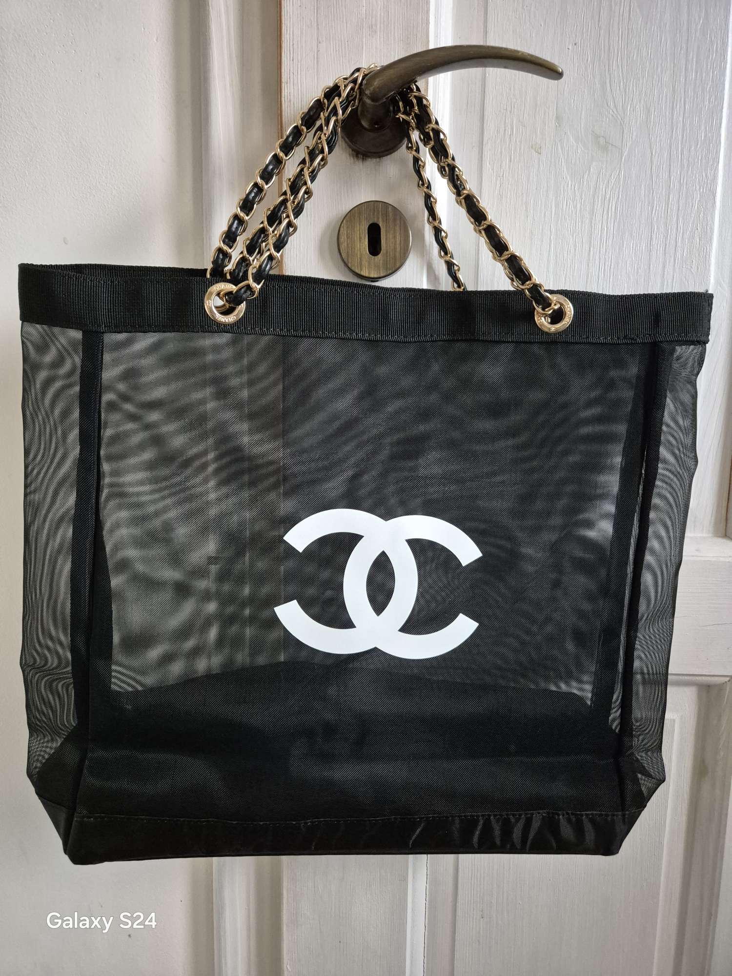 Chanel beauty taska s pochetkou.