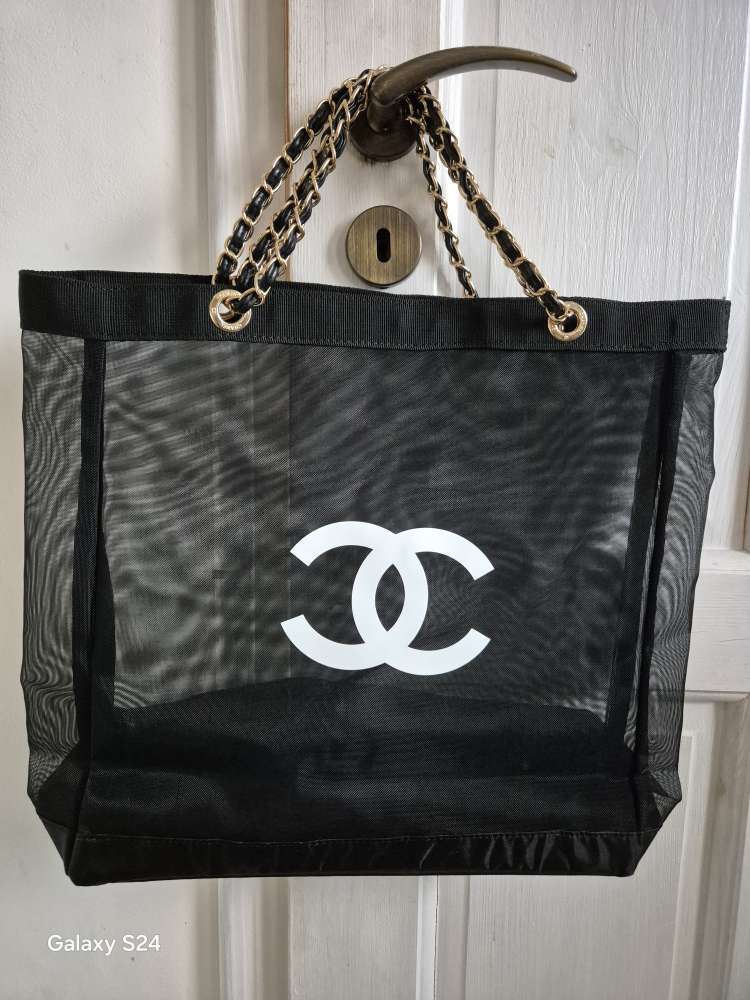 Chanel beauty taska s pochetkou.