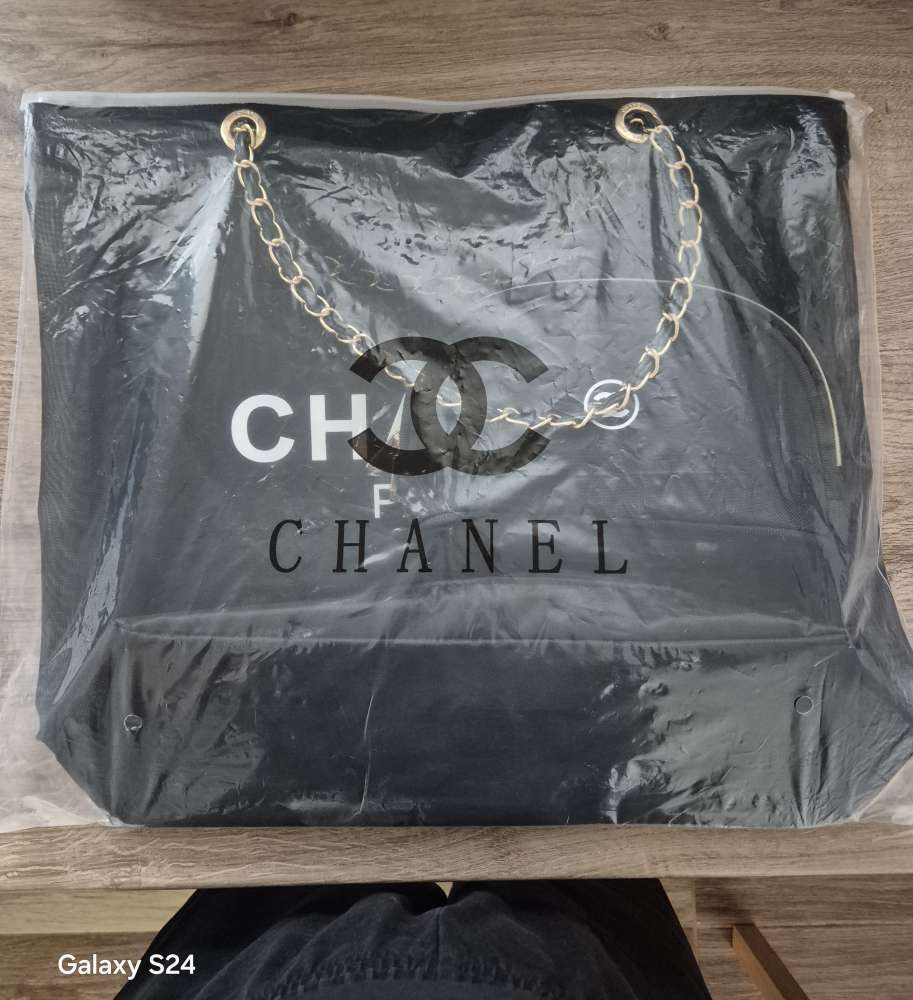 Chanel beauty taska s pochetkou.