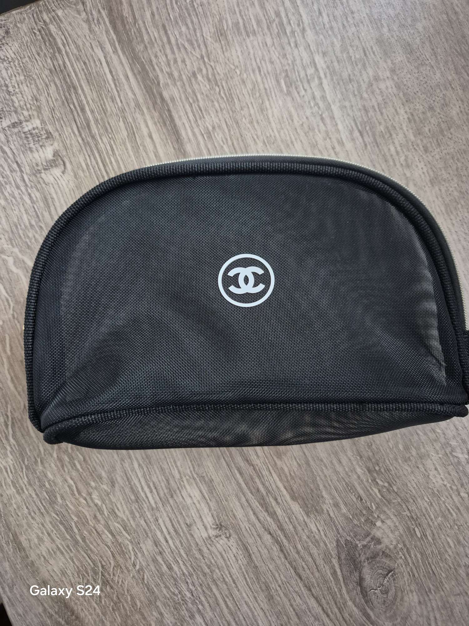 Chanel beauty taska s pochetkou.