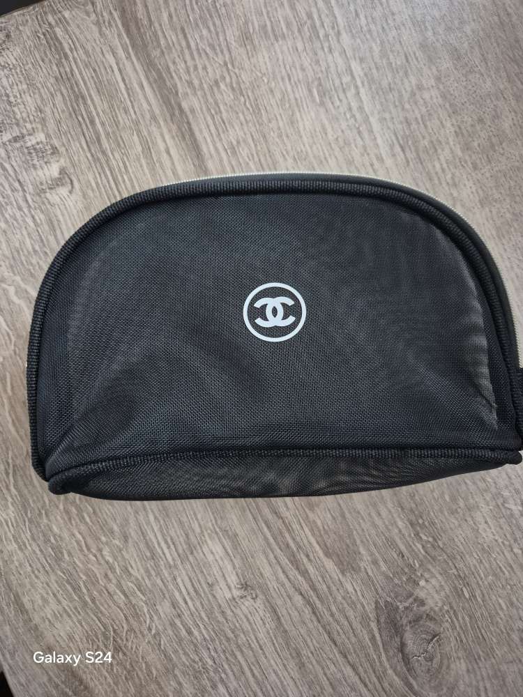 Chanel beauty taska s pochetkou.