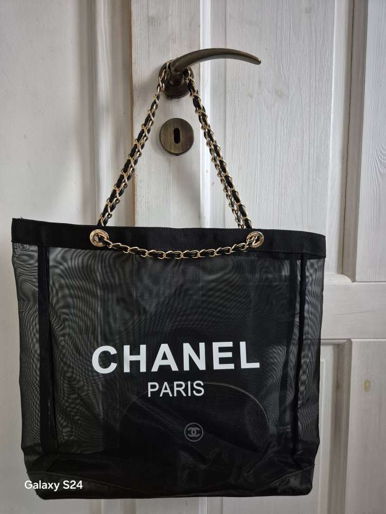 Chanel beauty taska s pochetkou.