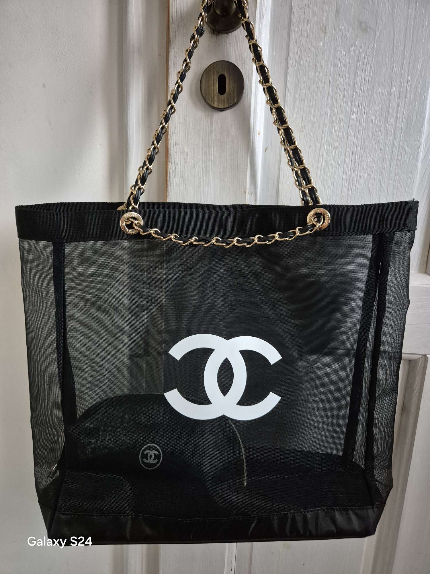 Chanel beauty taska s pochetkou.
