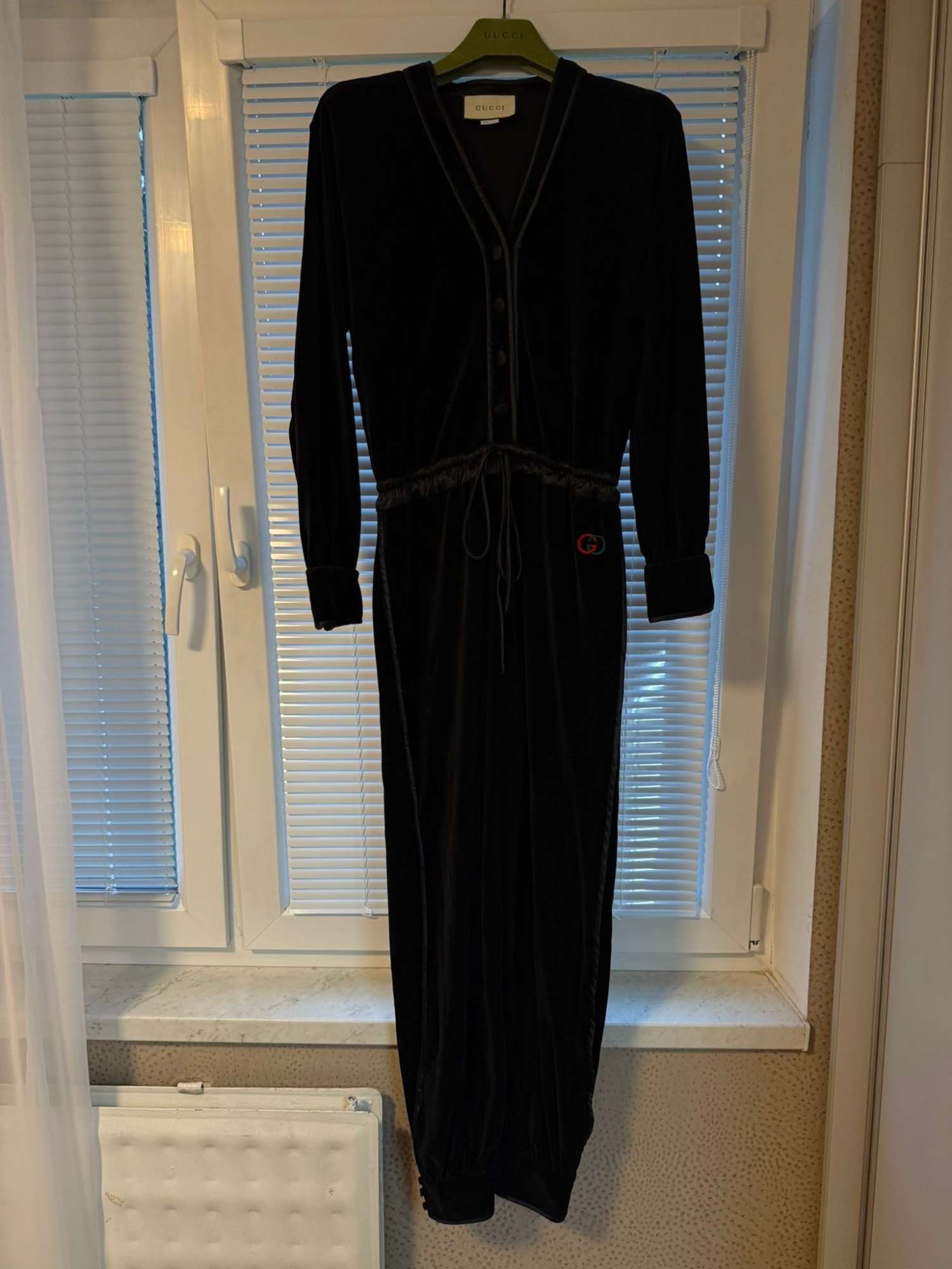 Gucci velvet cierny overal