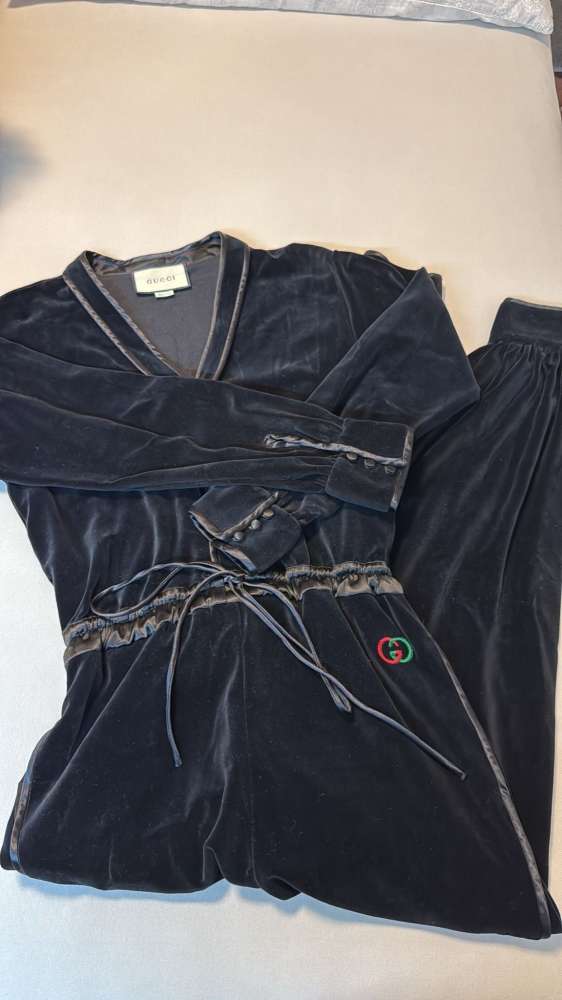 Gucci velvet cierny overal