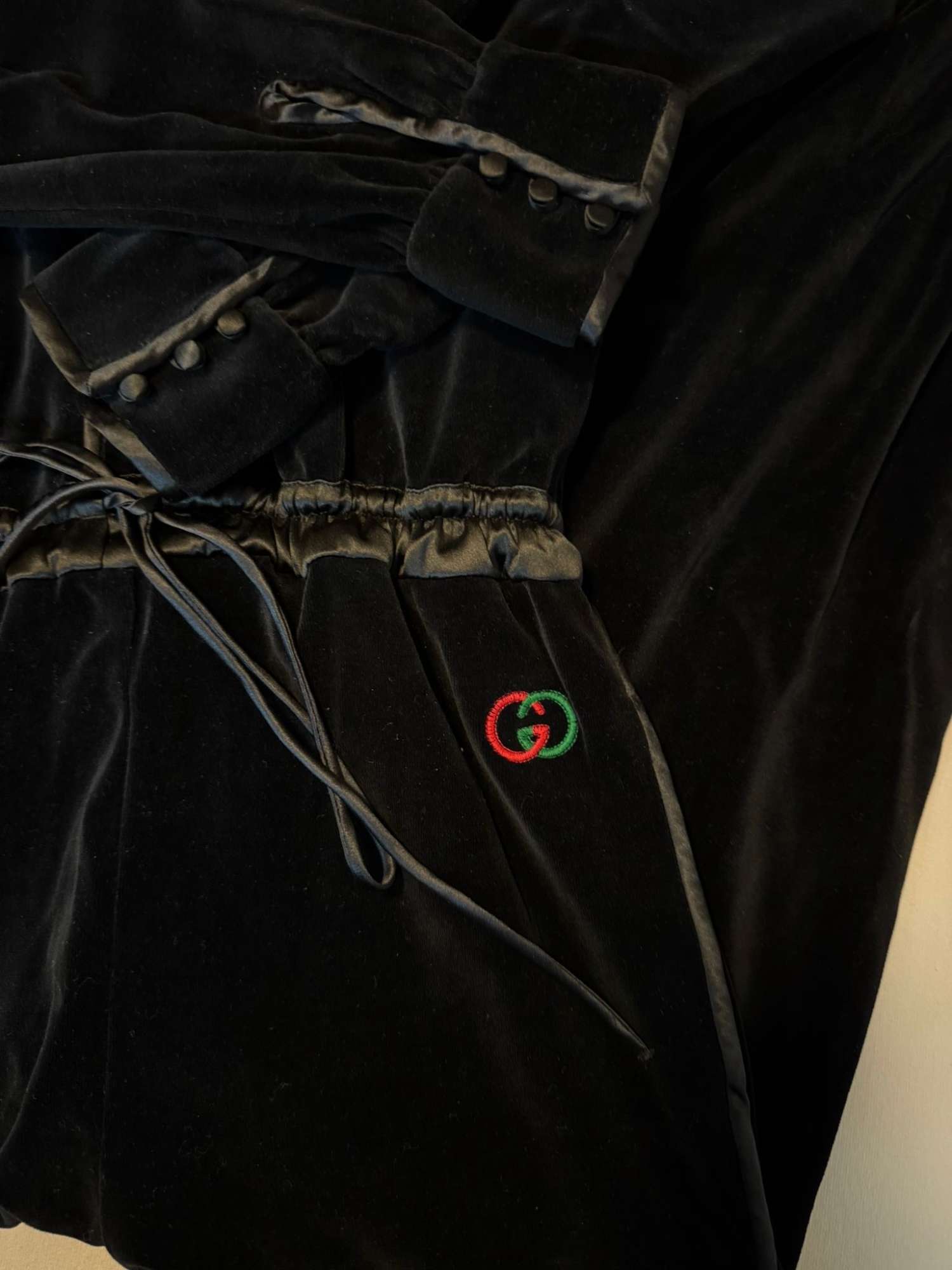 Gucci velvet cierny overal