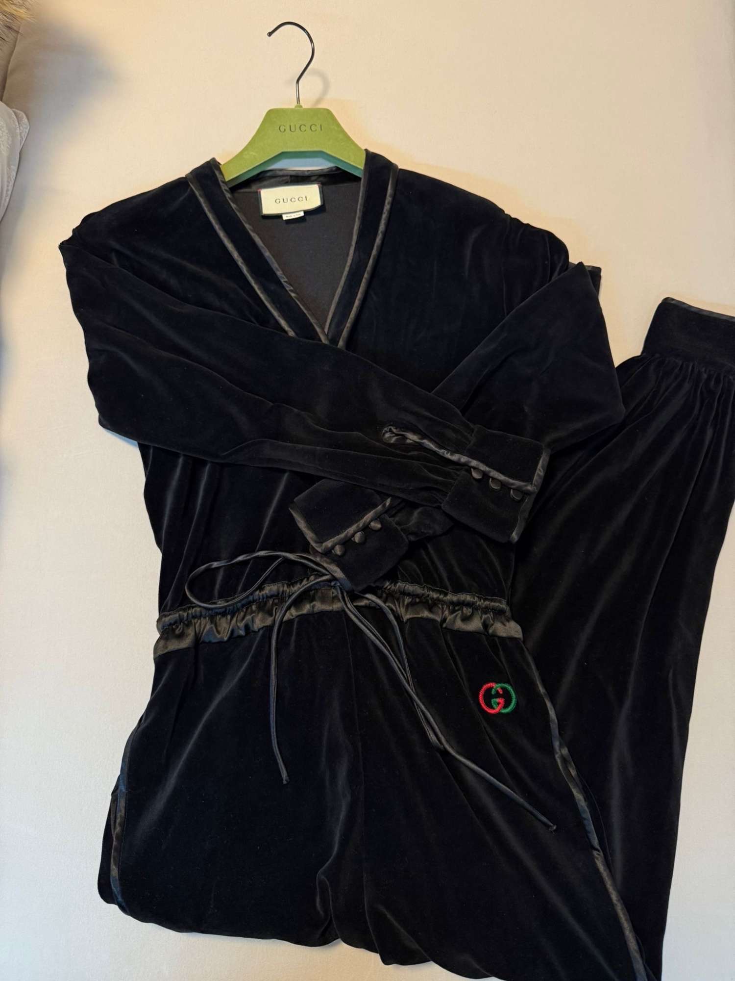 Gucci velvet cierny overal